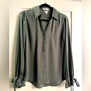 Express botton down with tie sleeves